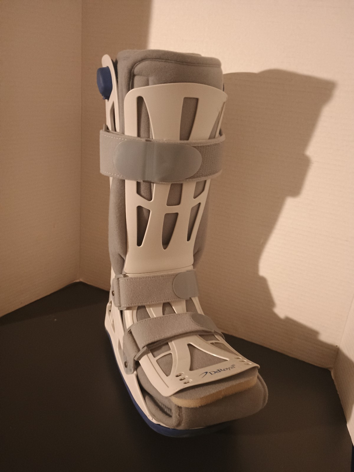 DeRoyal MEDIUM Full Shell Walker Boot w/Air Pumps – Stabilization