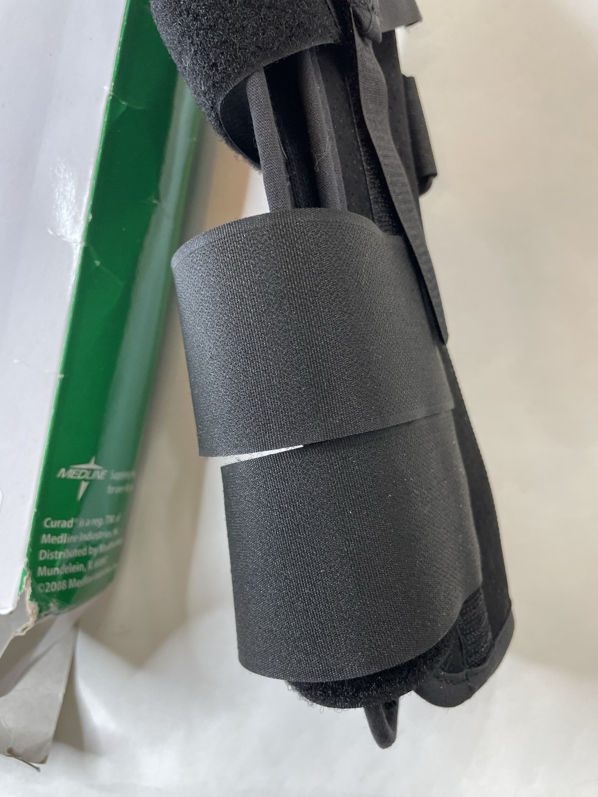 Curad We Help Heal – Wrist & Forearm Splint – Medium, Right Wrist – Open Box