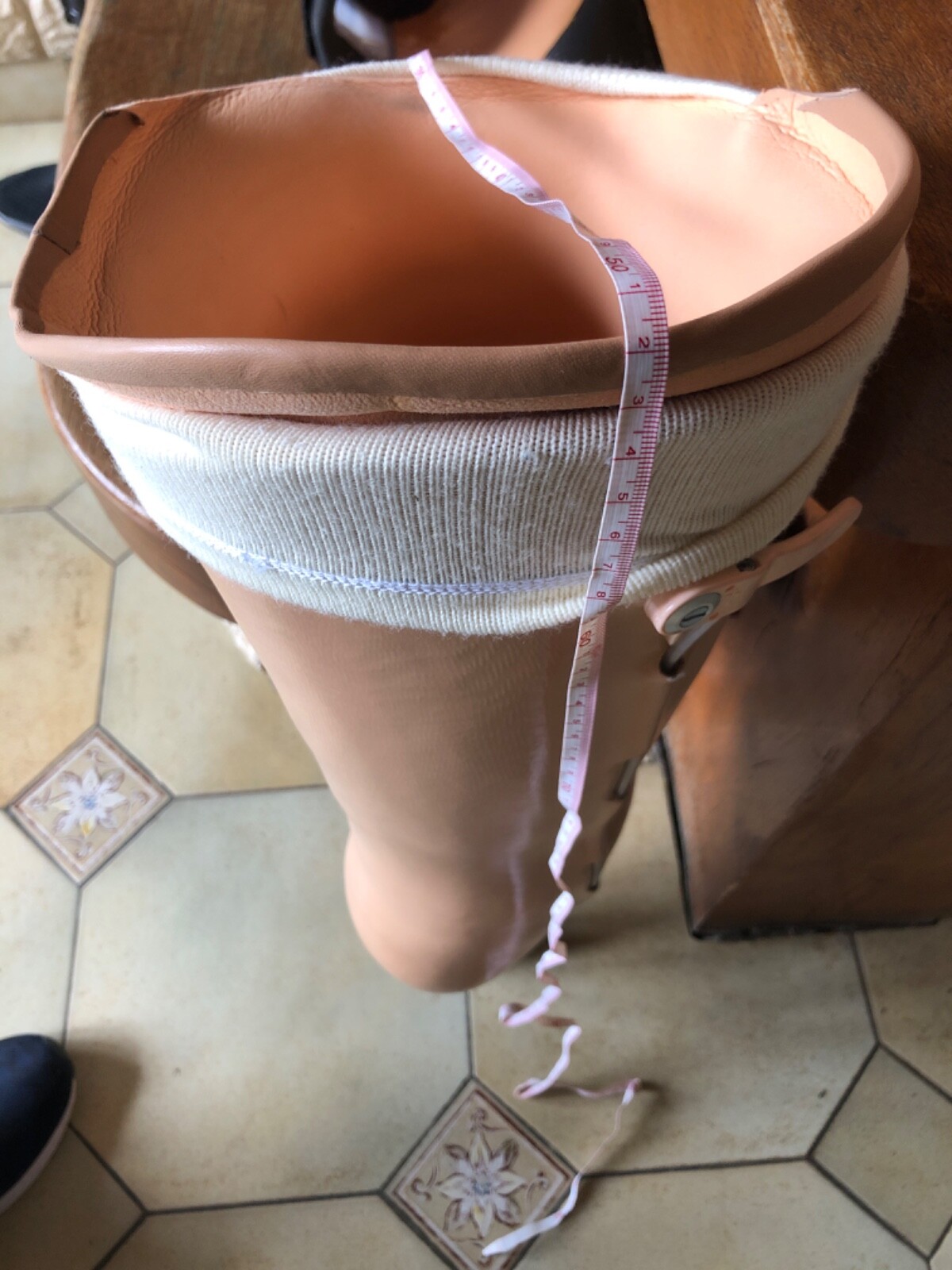 Monoblock prosthetic leg (right) + join with latch