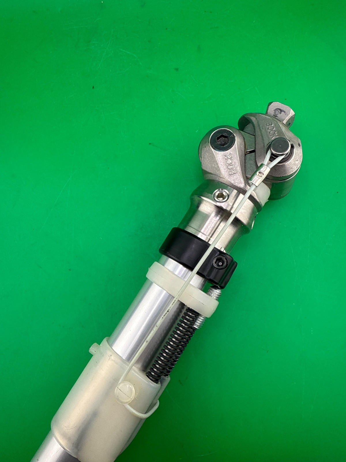 OTTOBOCK Otto Bock 3r49 Prosthetic Knee. W/ Pylon and cover. excellent cond