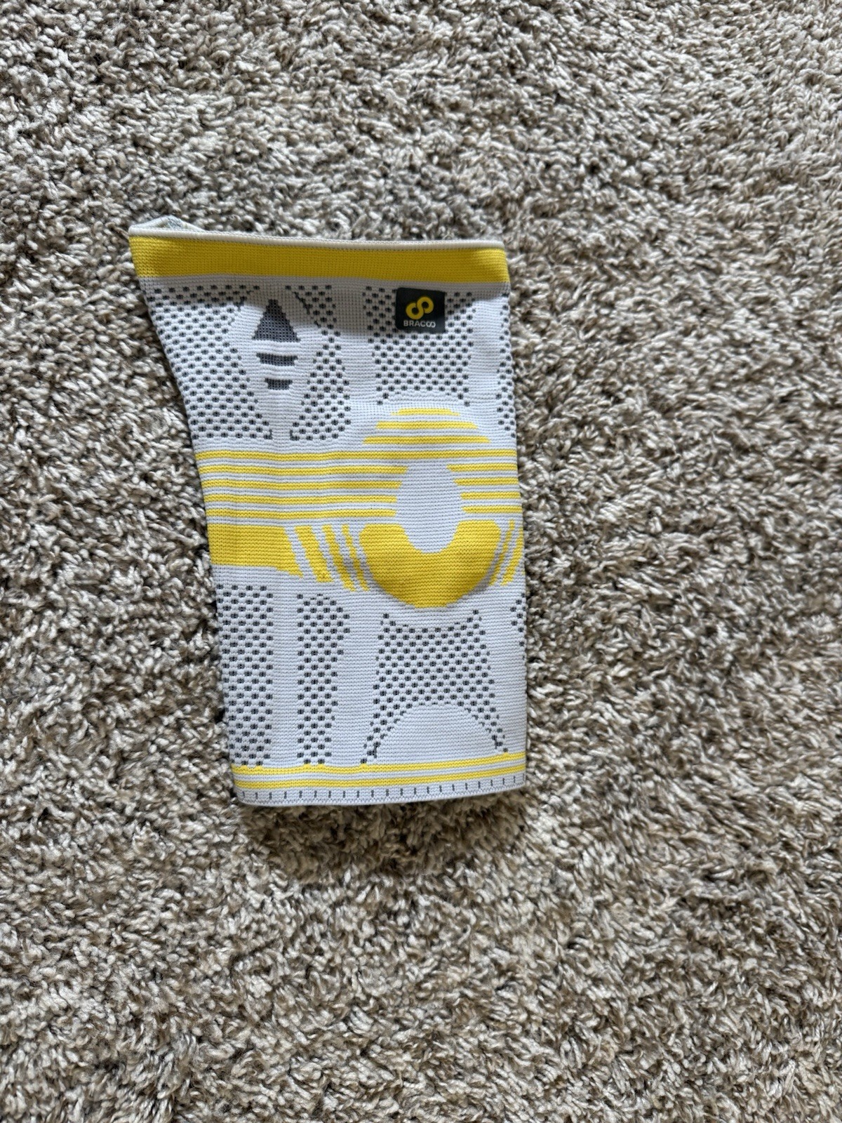 BRACOO Knee Compression Sleeve Support Brace Gray Yellow Size Medium M NWOT New