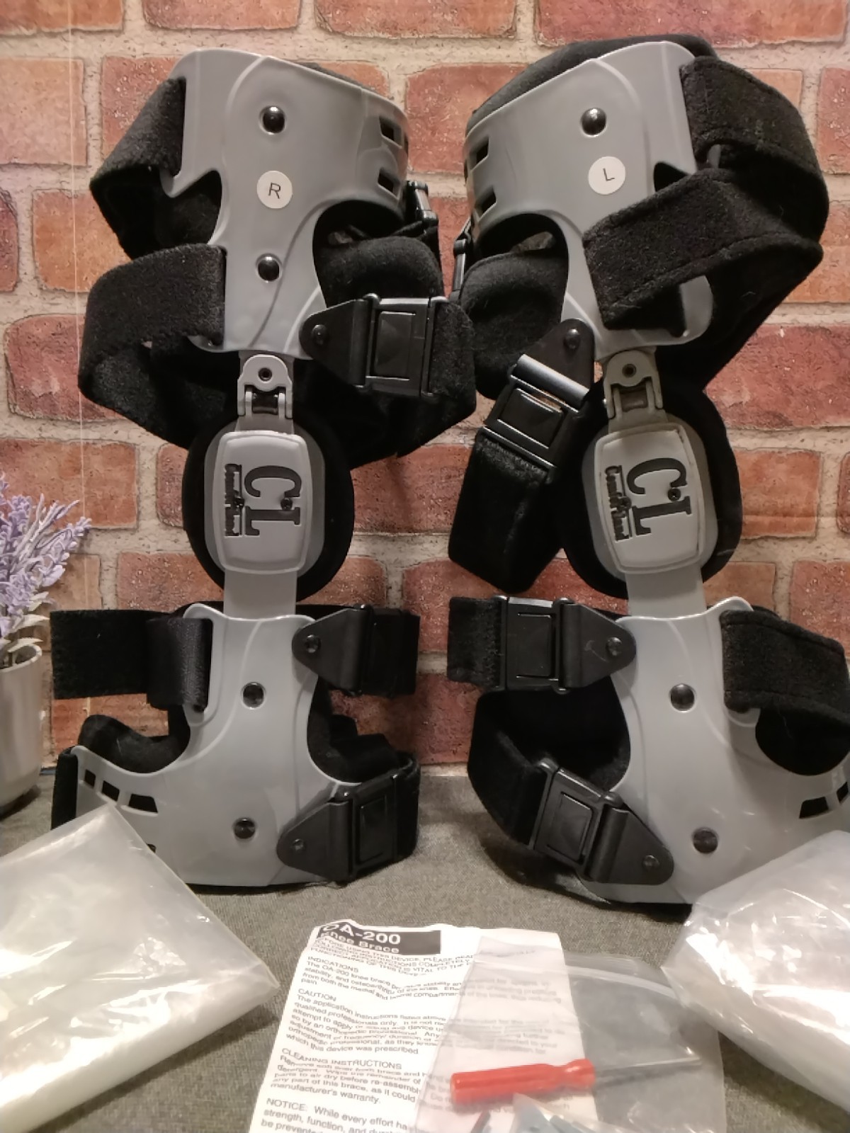 NEW! Comfortland Knee Support Braces (2pc Set) 1- Left & 1-Right One Size OA-200