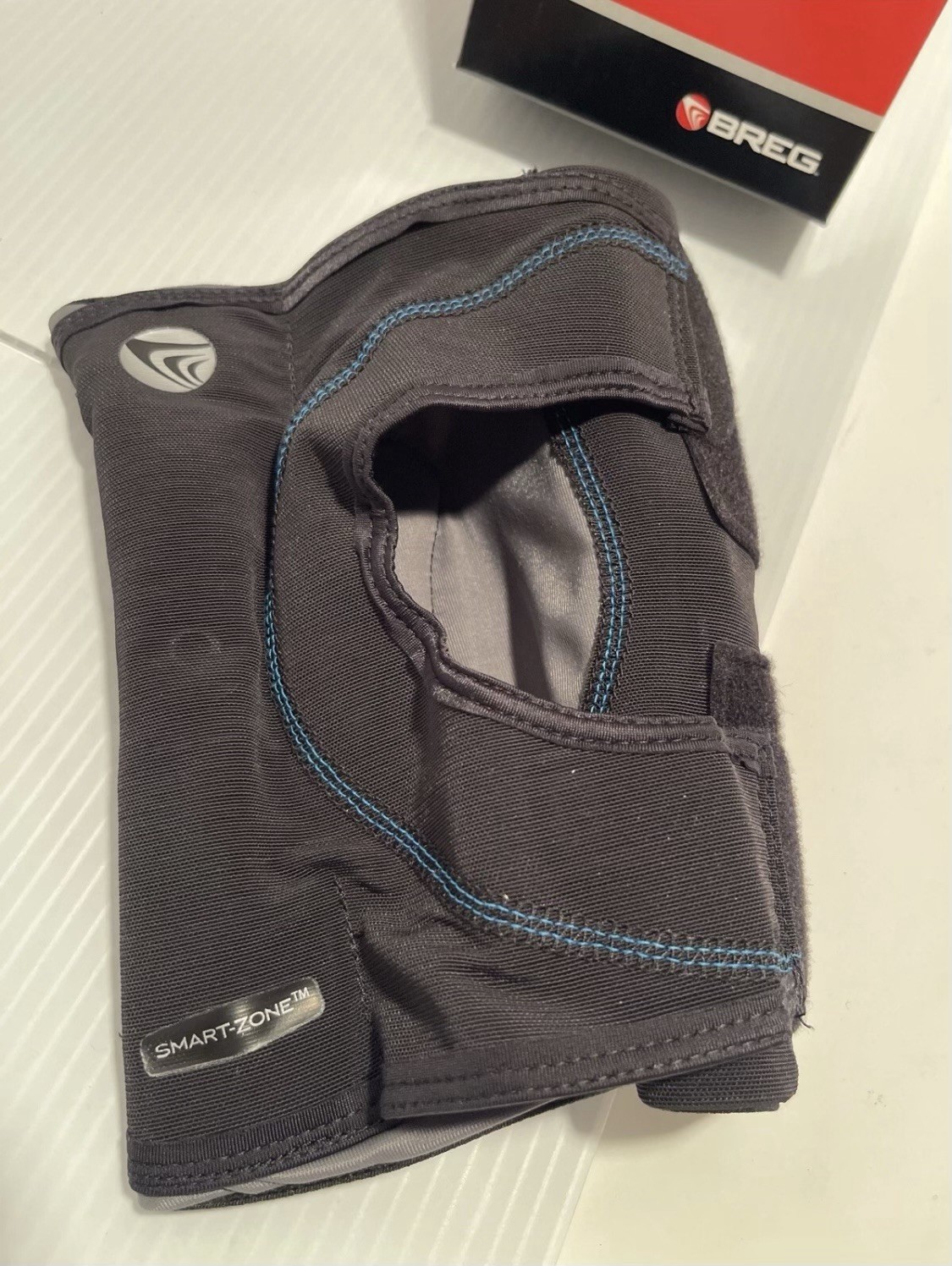 breg 100462-230 freesport knee brace slevee/right/medium