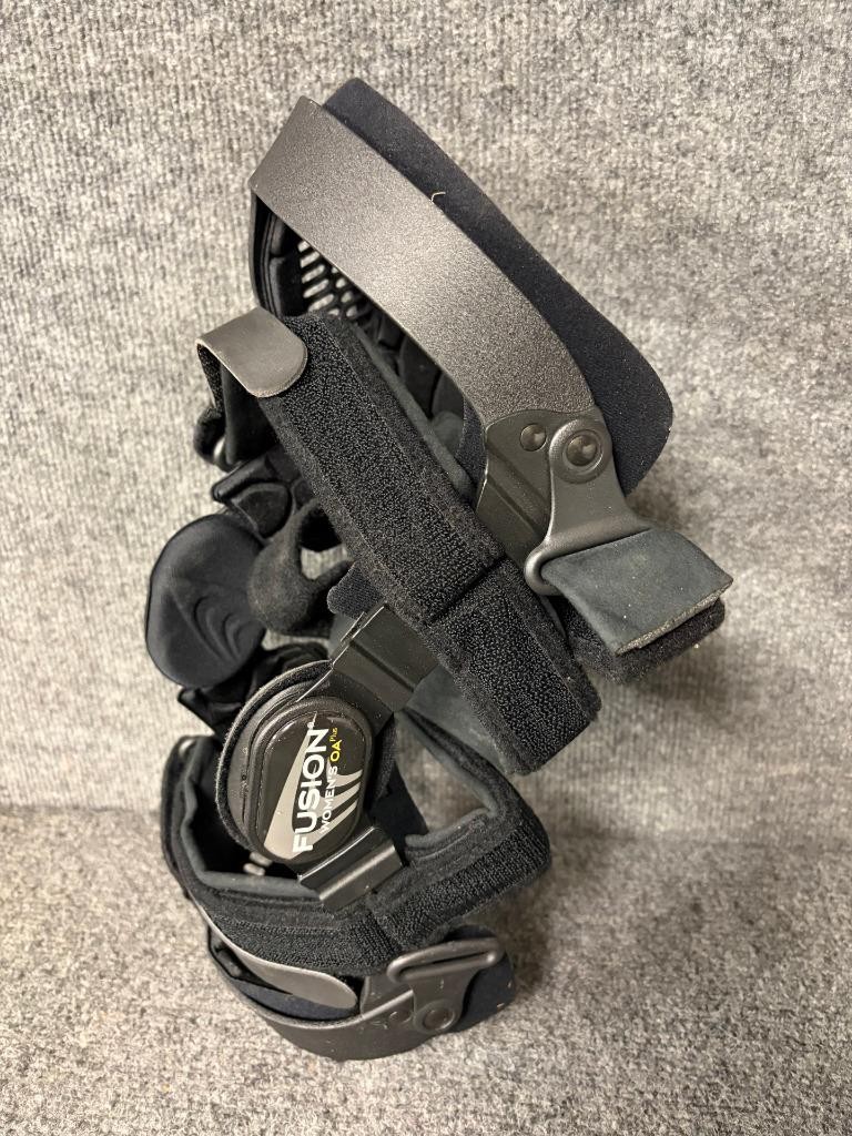 Breg Fusion Women’s OA Plus Osteoarthritis Large Right Knee Brace