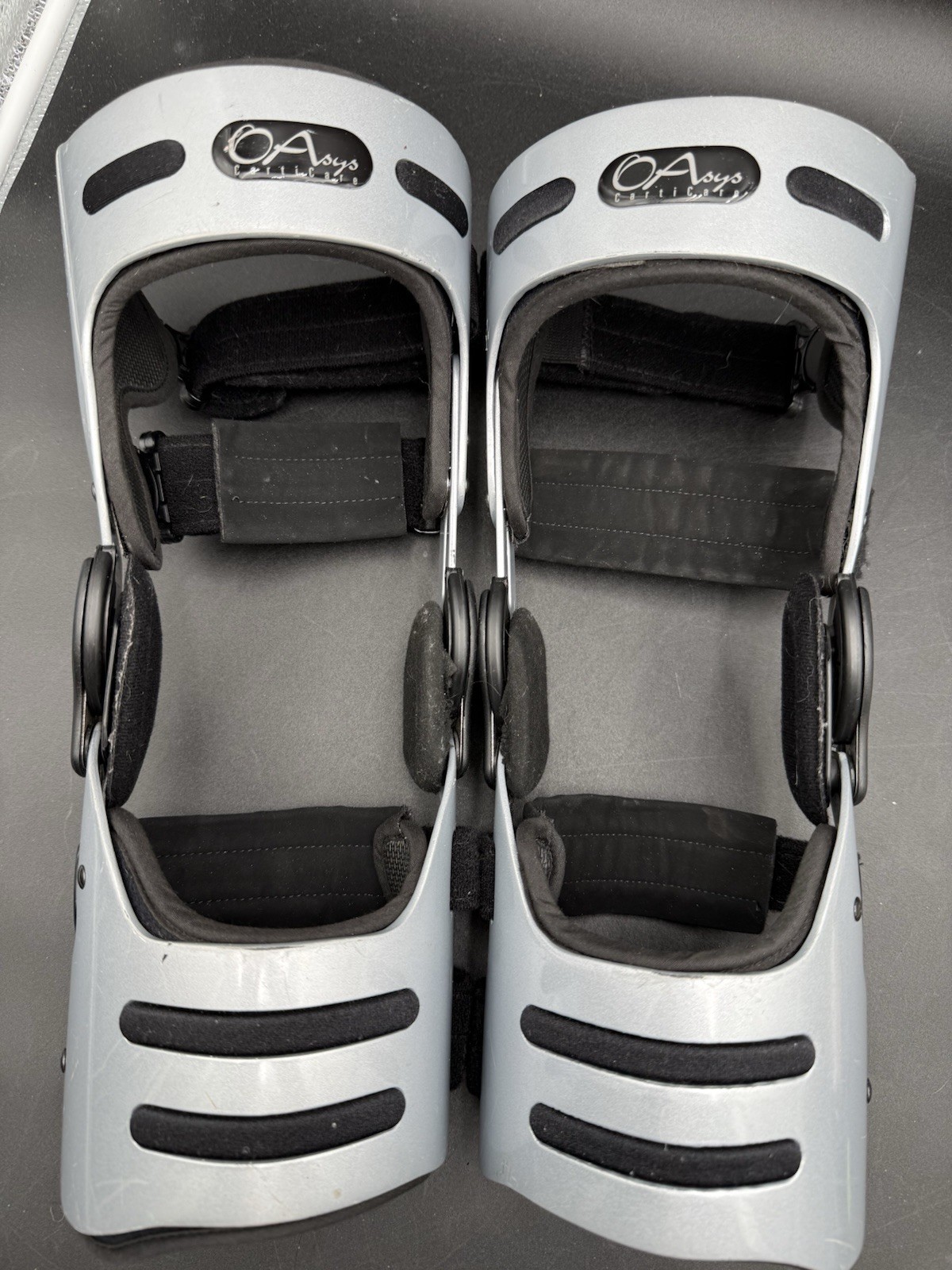 Pair Medium OSSUR OAsys Carticare Adjustable Knee Braces Silver Left & Right