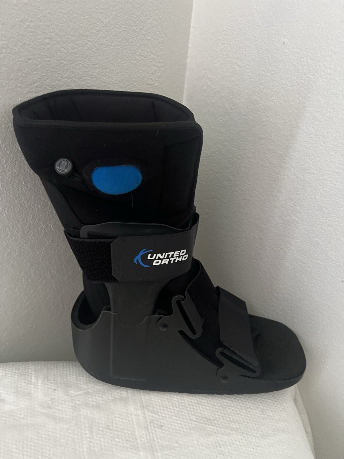 United Ortho Short Air Cam Walker Fracture Boot, Size Small (New) (B)