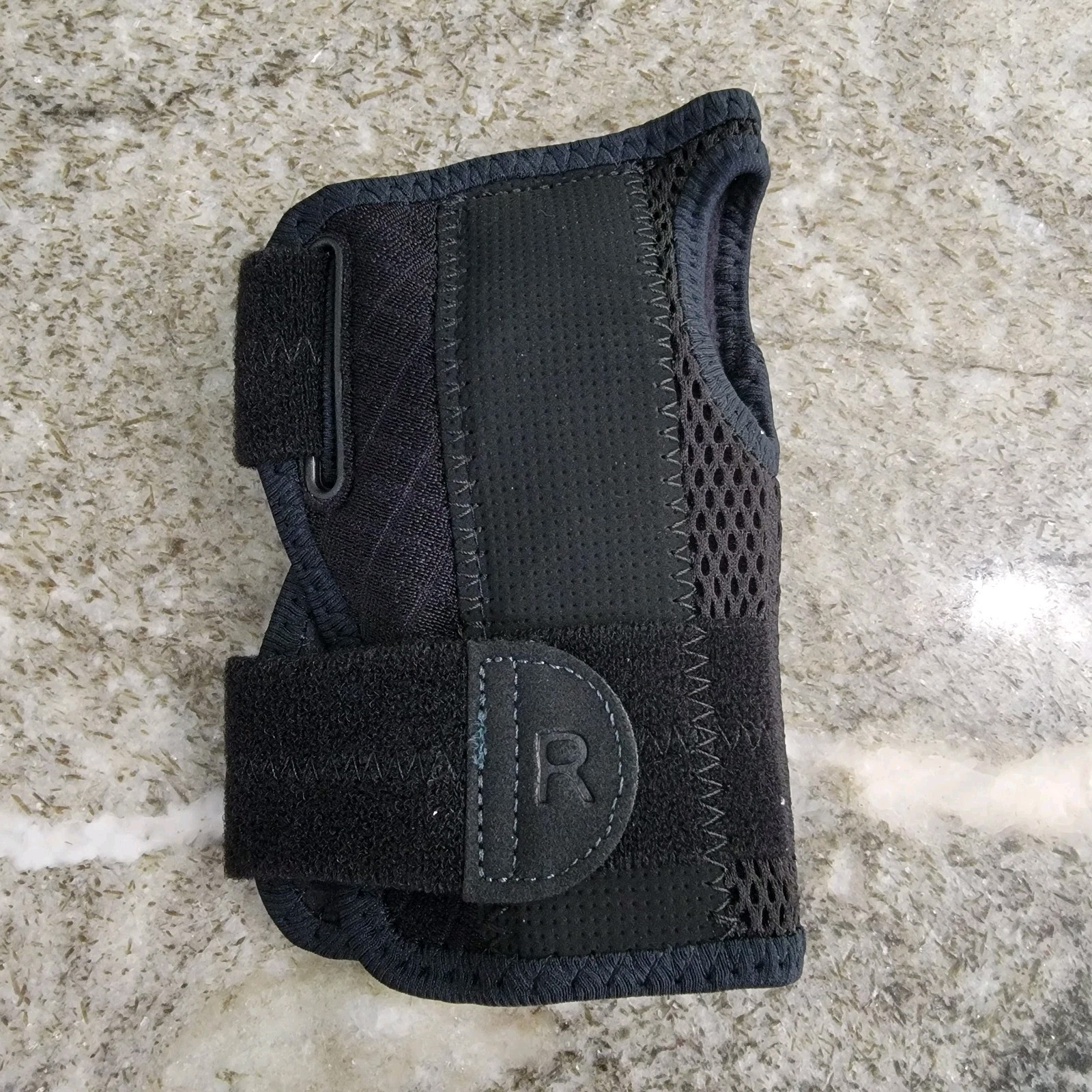 Mueller Sports Medicine Green Right Wrist Brace OSFM Black