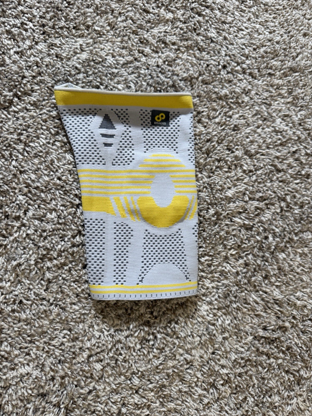 BRACOO Knee Compression Sleeve Support Brace Gray Yellow Size Medium M NWOT New