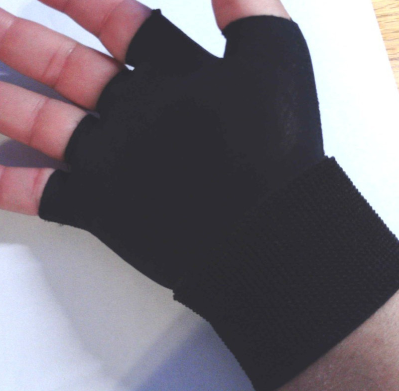 Mueller Sports Medicine Compression Support Aching Hand Black Glove Left Right