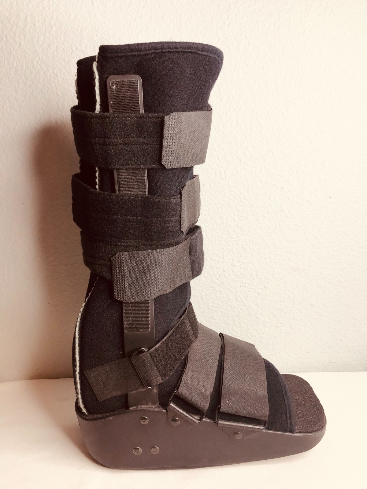 Max Trax Orthopedic Walking Boot Size Medium Black
