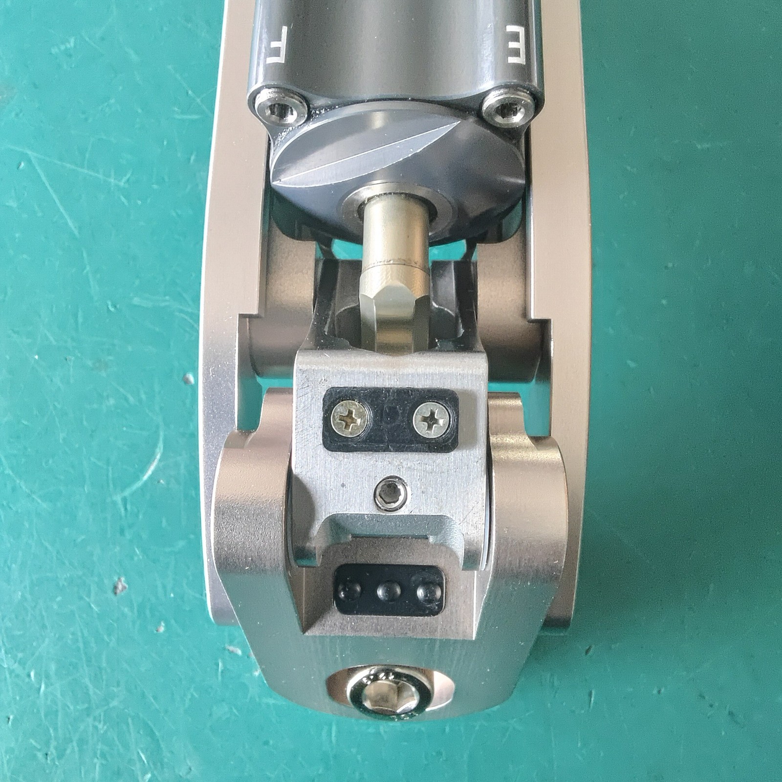 5-Axis Geometric Lock Pneumatic Knee Prosthetic Aluminum Alloy 125kg