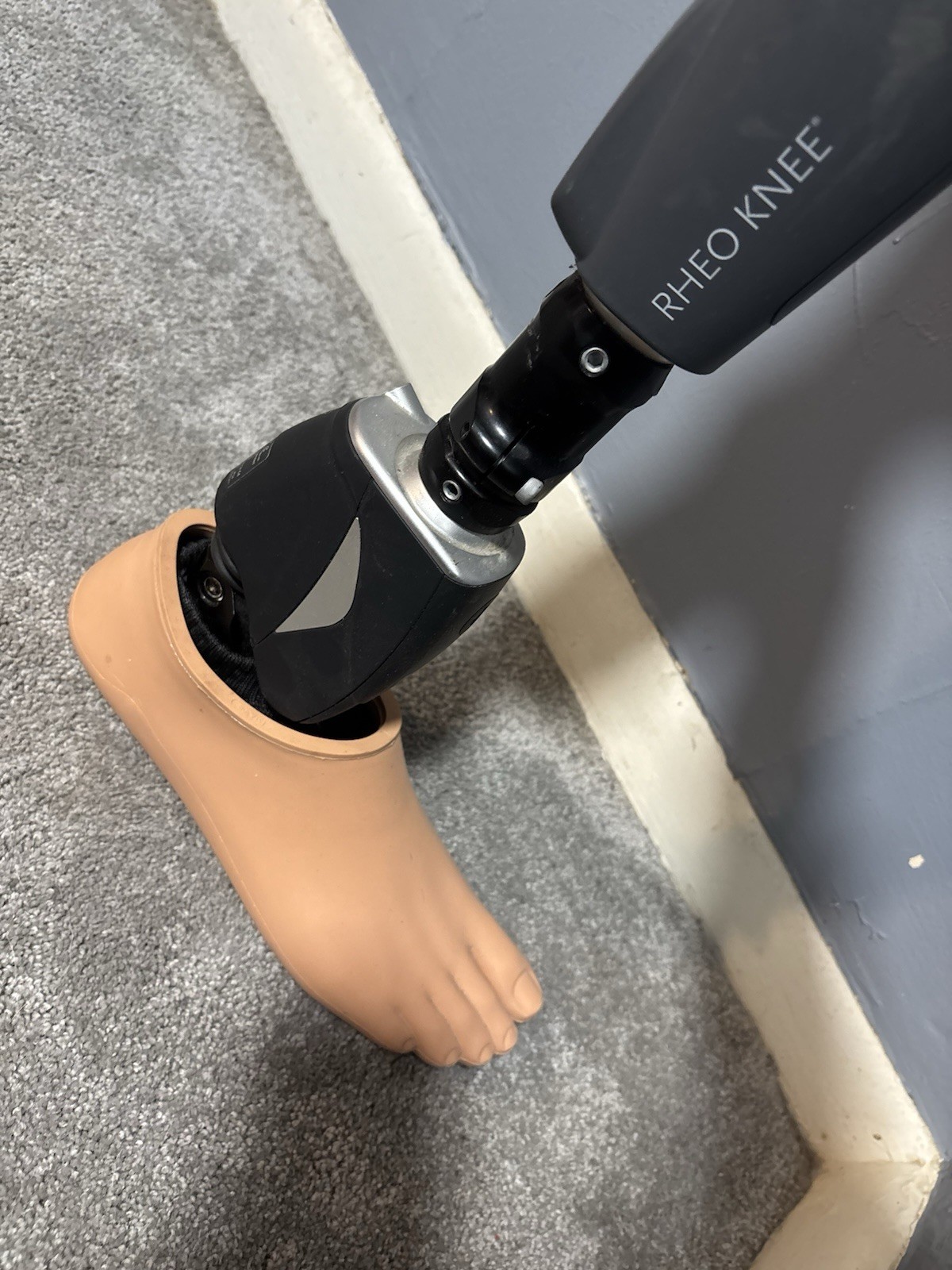 Ossur Rheo Prosthetic Knee with Upper and Lower Attachments Right Leg & Foot