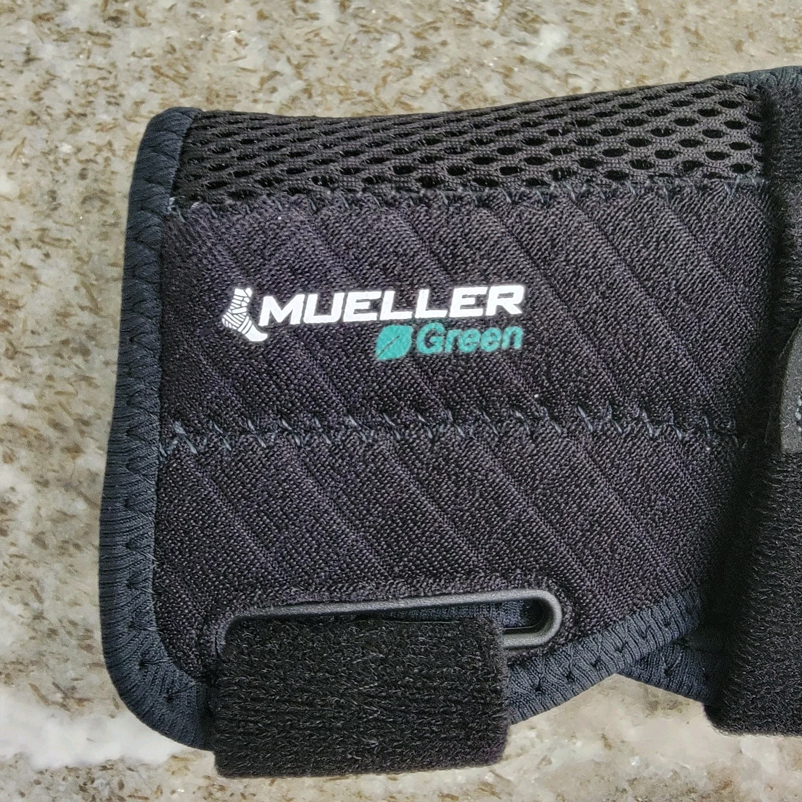 Mueller Sports Medicine Green Right Wrist Brace OSFM Black