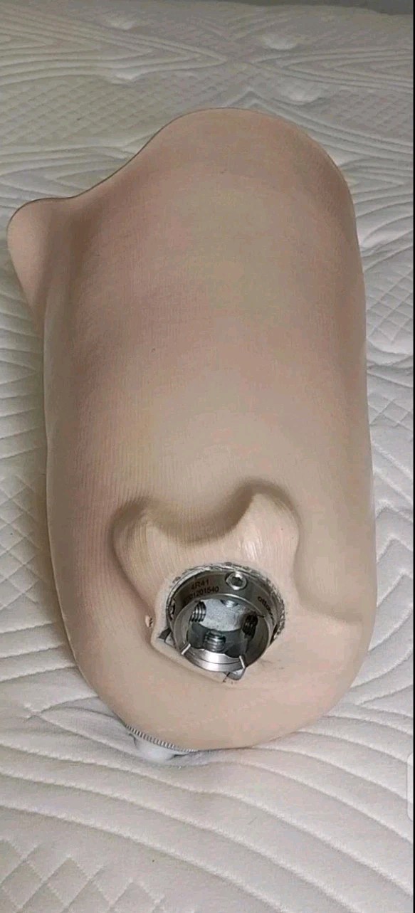 PROSTHETIC SOCKET CARBON FIBER LEG EXPULSION VALVE IN PERFECT CONDITION.