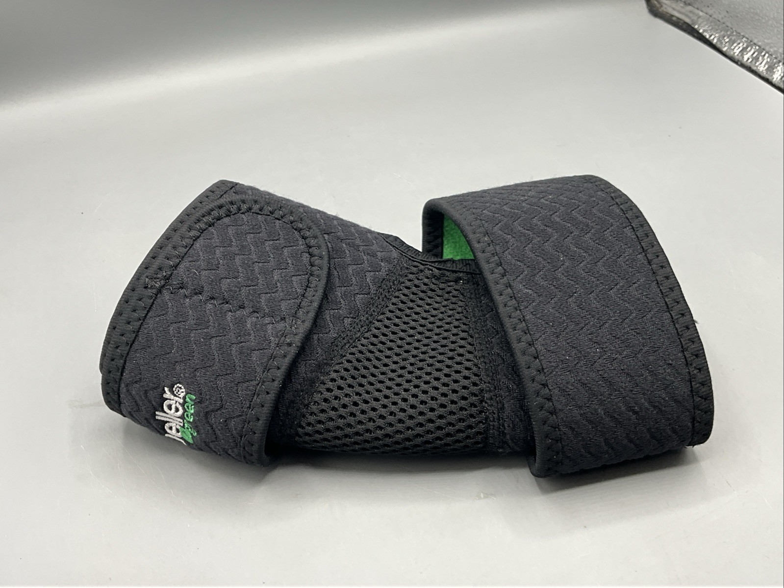 Mueller Adjustable Elbow Support, Black, One Size 878147