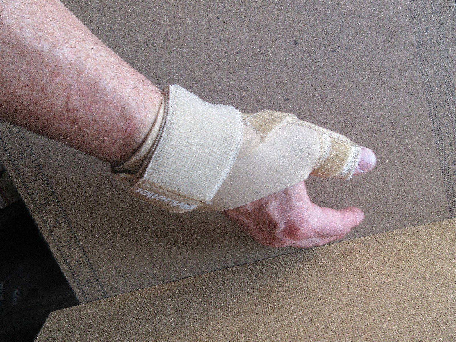 Mueller Thumb Spica Brace Medium (P358)
