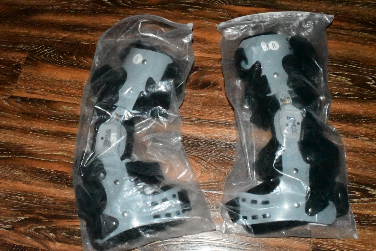 LOT OF 2 BENTLEY TL-51 UNIVERSAL KNEE BRACE 1 LEFT , 1 Right UNIVERSAL NEW 517a
