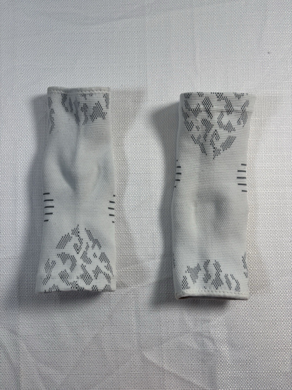 Bauerfeind Compression Support Sleeves White Gray Size 2 Pair Athletic Gym