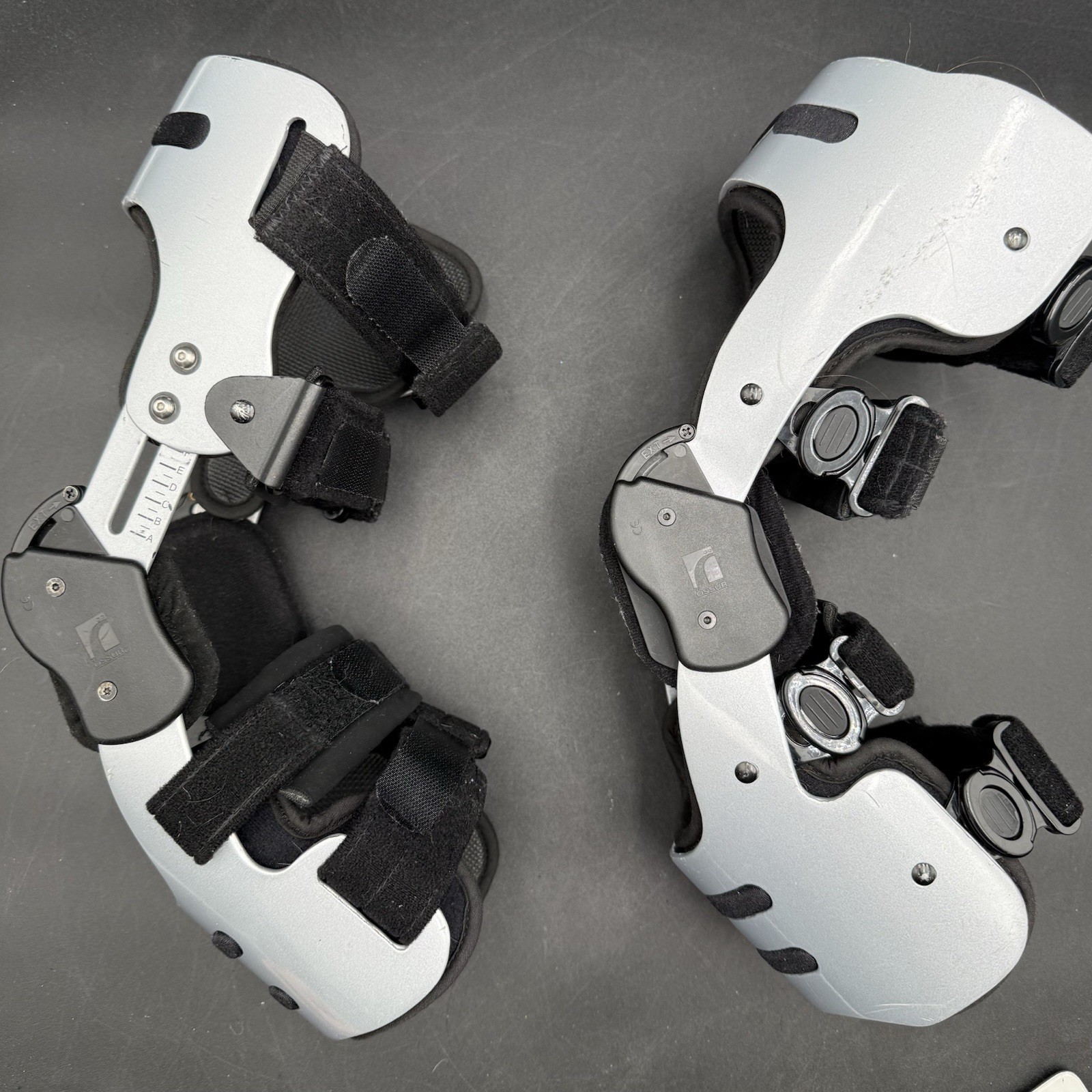 Pair Medium OSSUR OAsys Carticare Adjustable Knee Braces Silver Left & Right