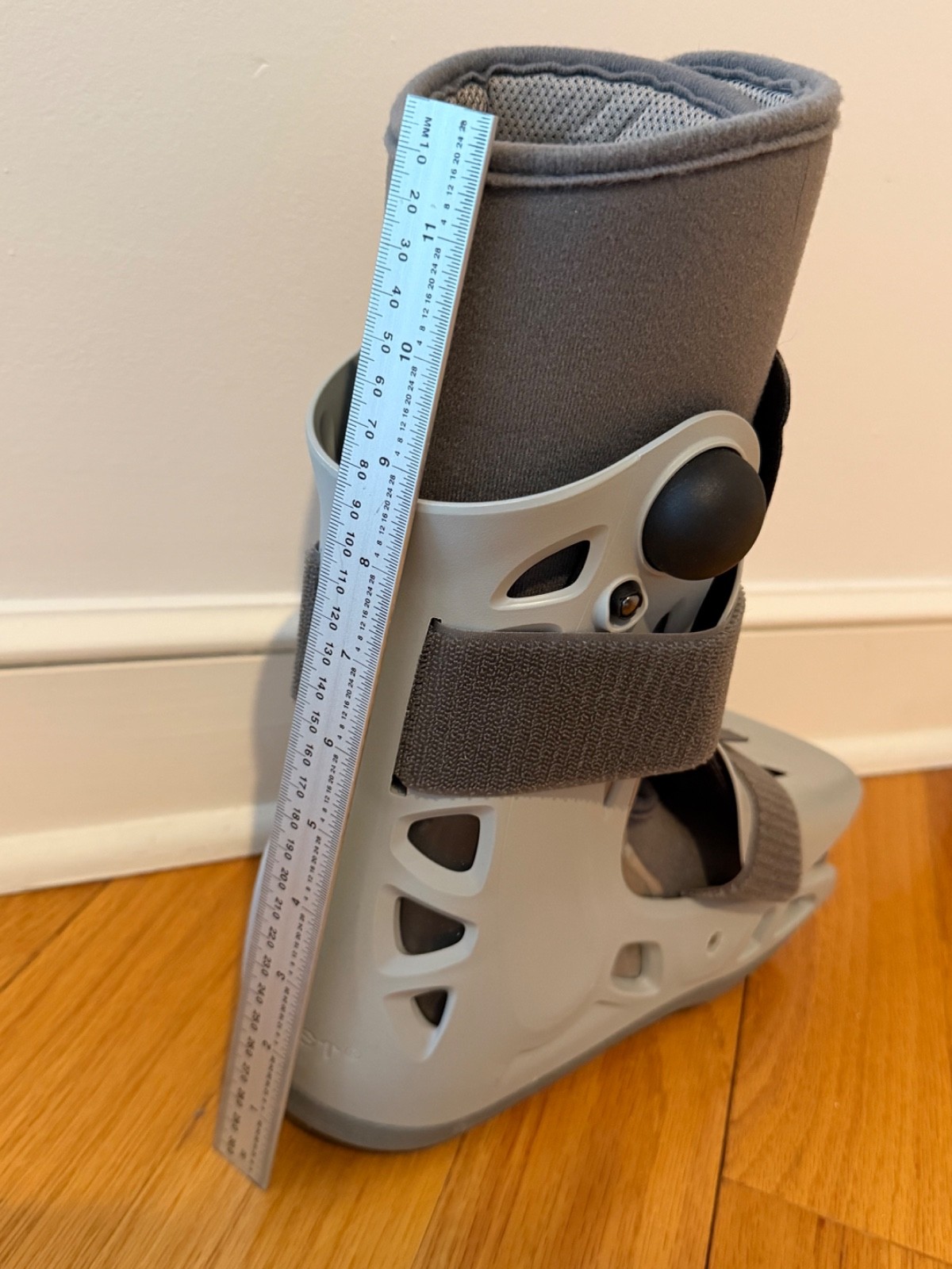 Aircast walking boot, size small, barely used