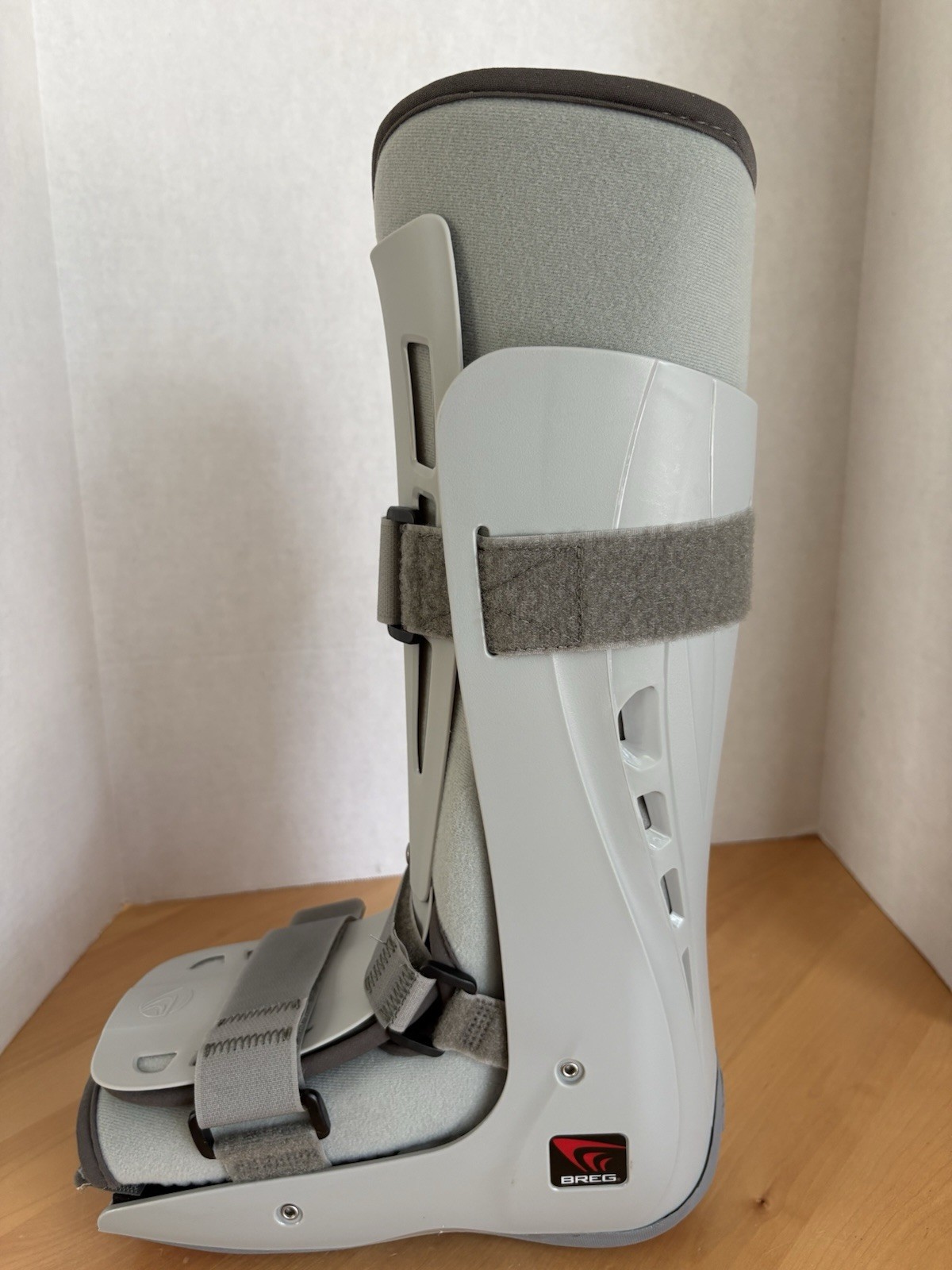 Walker Boot/Brace, Air Pump, 3 Strap, Full Shell, Breg Genesis, SMALL, Ex. Cond.