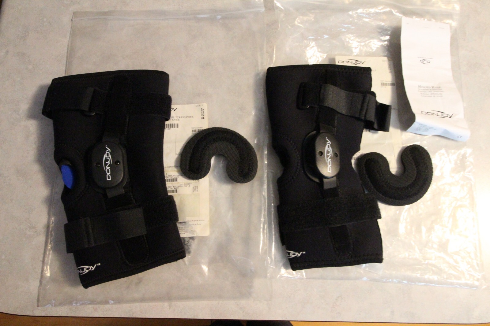 2 DONJOY Hinged Knee Support Braces Small, REM Buttress, POP, S with Carry Bag
