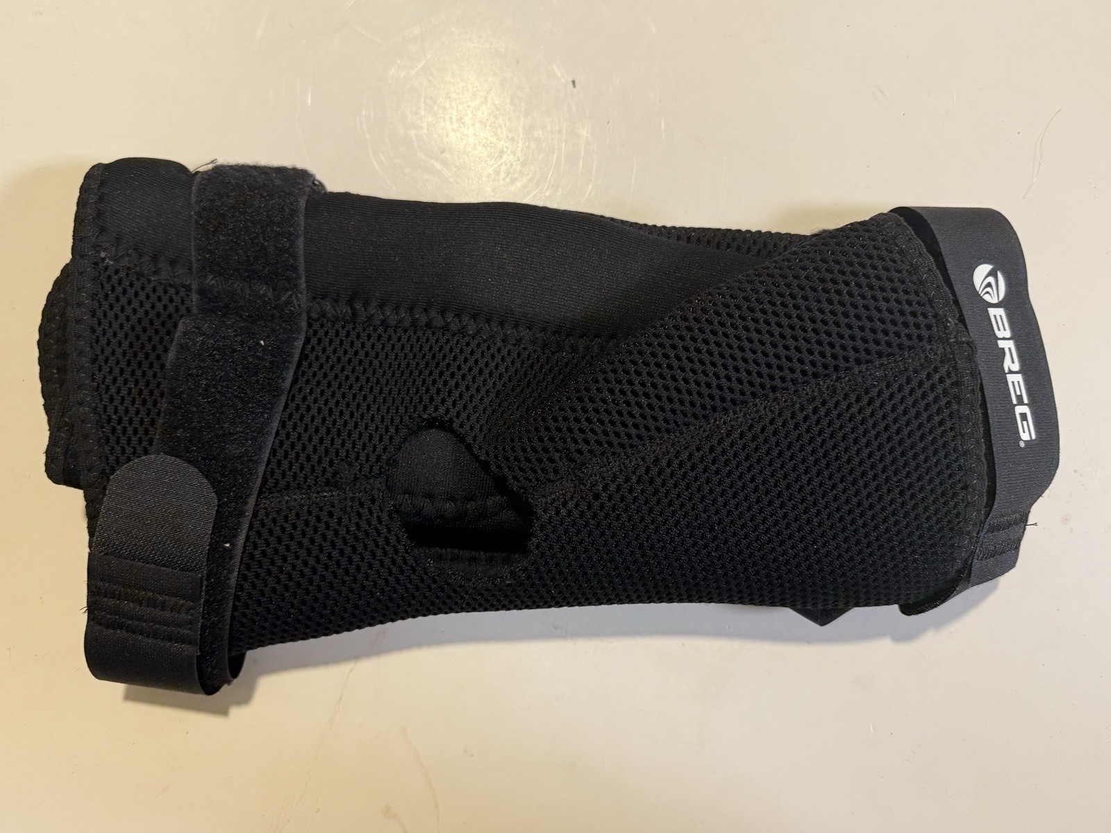 Breg – 11236 – Economy Hinged Knee Airmesh Open Back Wrap Around