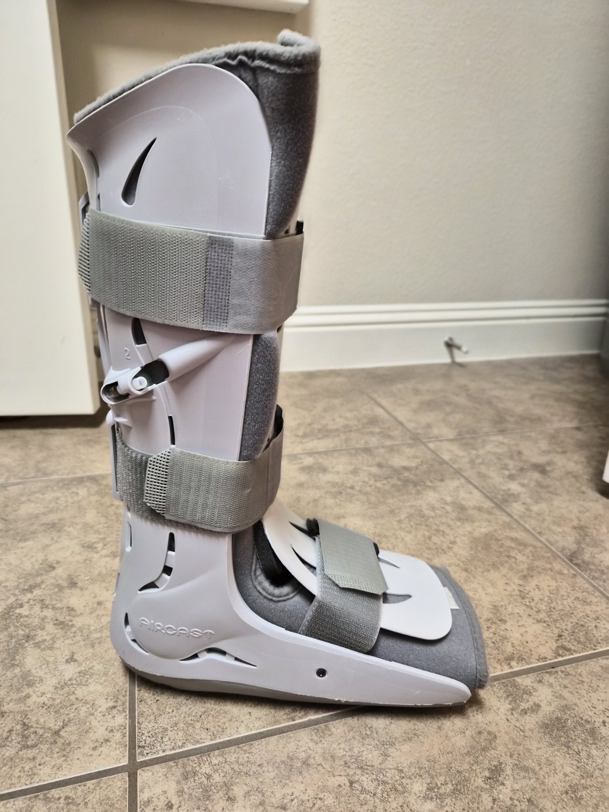 Aircast FP Walker Medium 01F-M Walking Boot Medium and hand pump