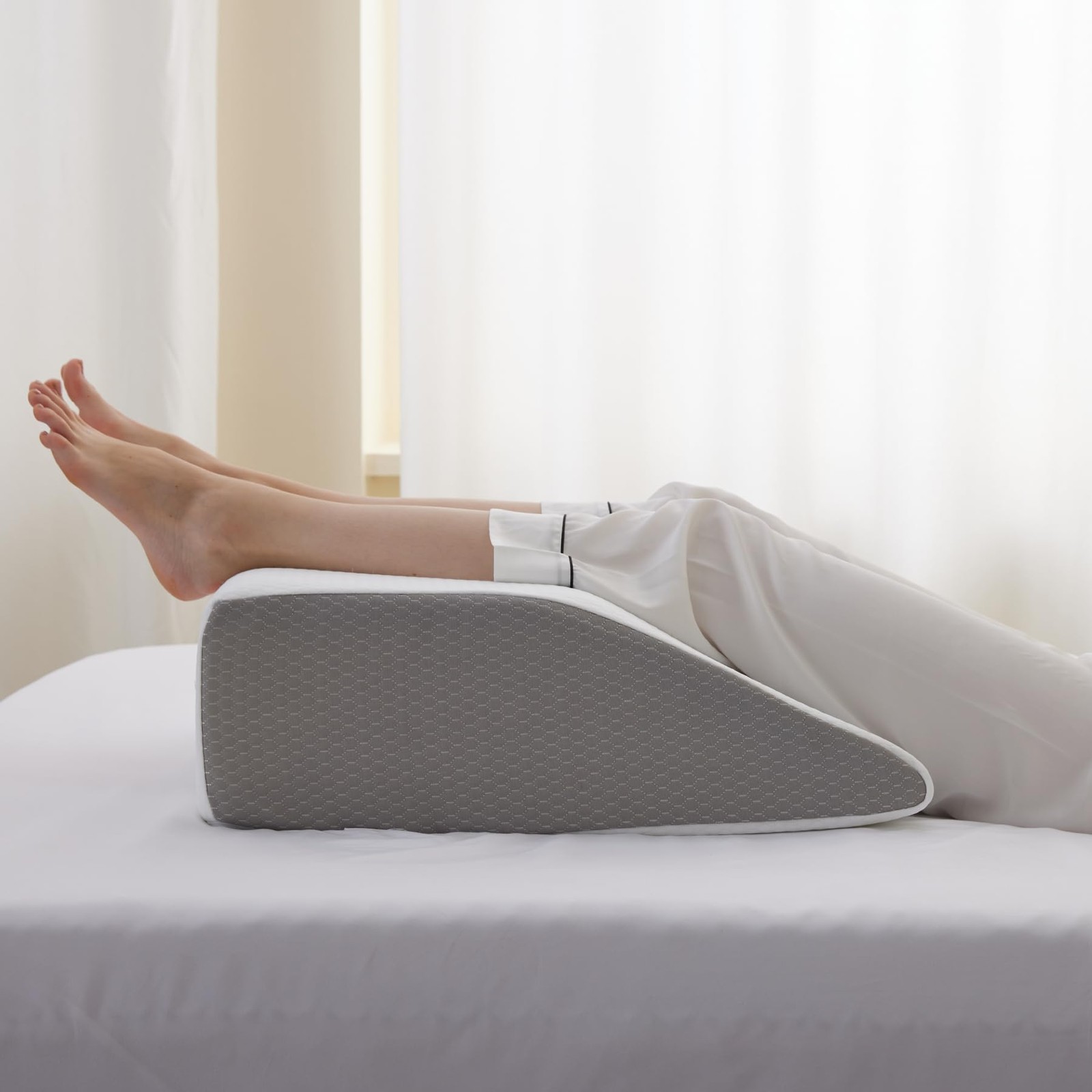 Bedluxe Leg Pillow Elevation Blood Circulation, Wedge 22*24+8, White Grey
