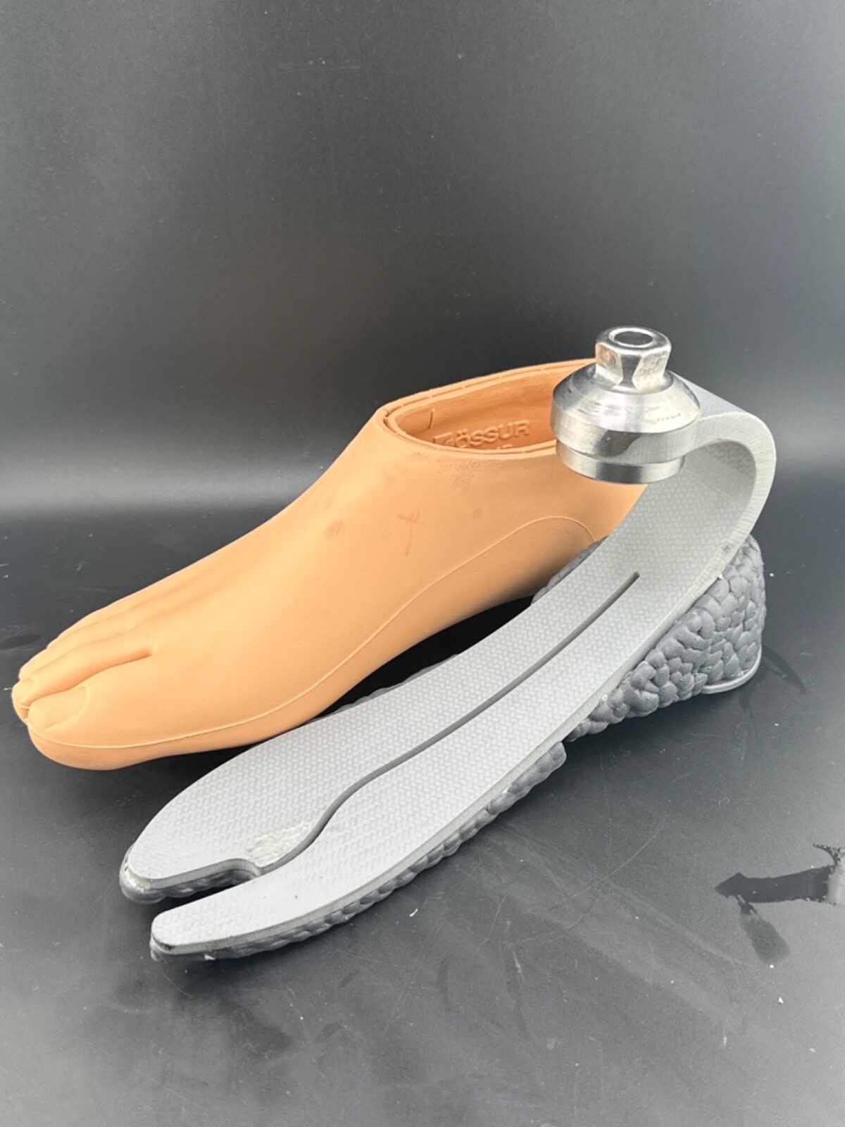 ossur balance s prosthetic foot. size 24. category 2. Right shell