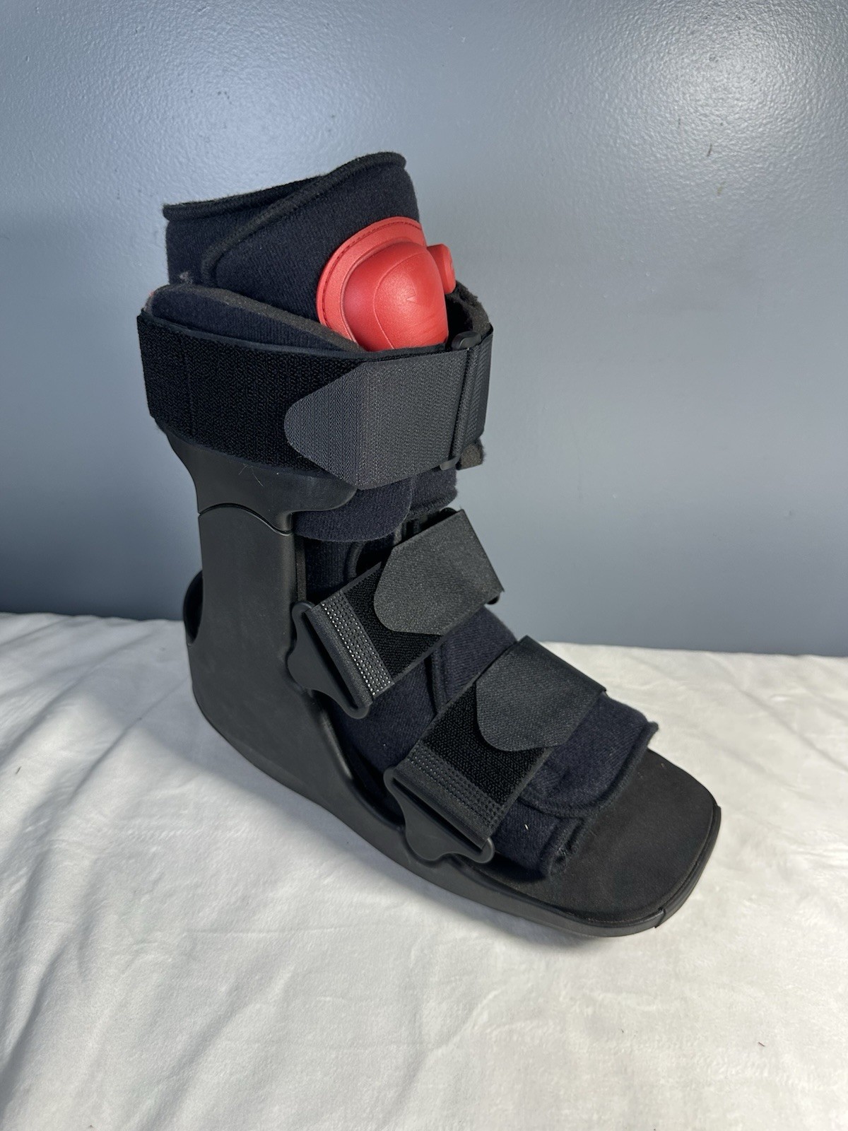 DJO XcelTrax Rehabilitation Ankle Boot Ankle Air Shock pod Walker Size Medium