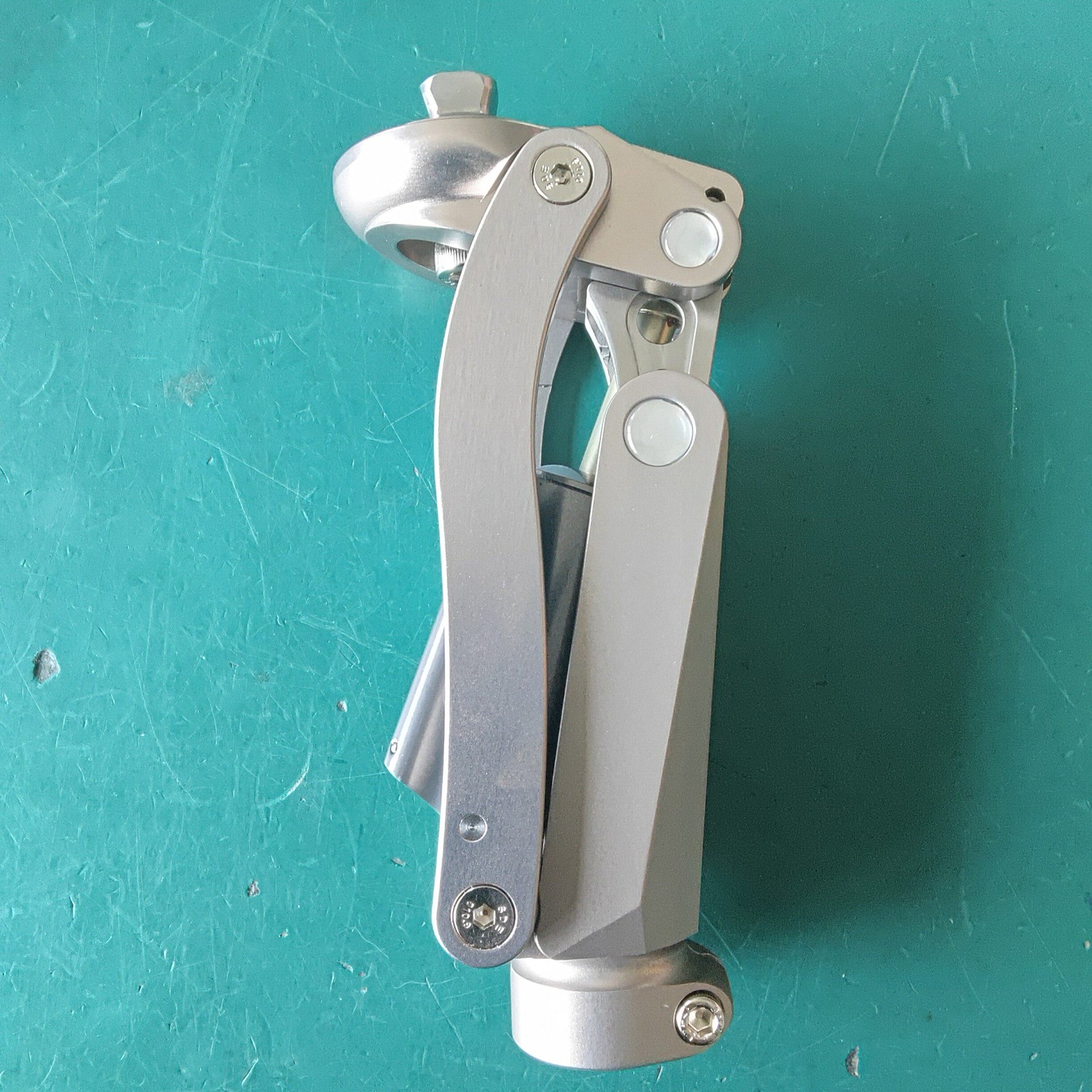 5-Axis Geometric Lock Pneumatic Knee Prosthetic Aluminum Alloy 125kg