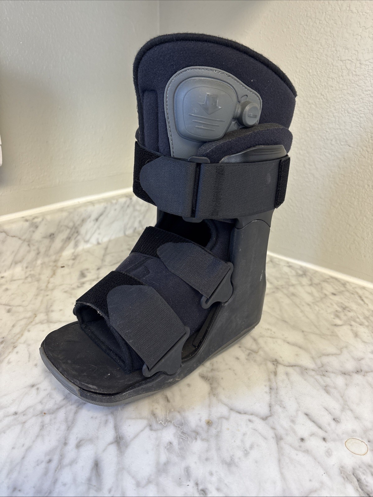 Breg SoftGait Air Short Walker Boot Size S, 19302Y