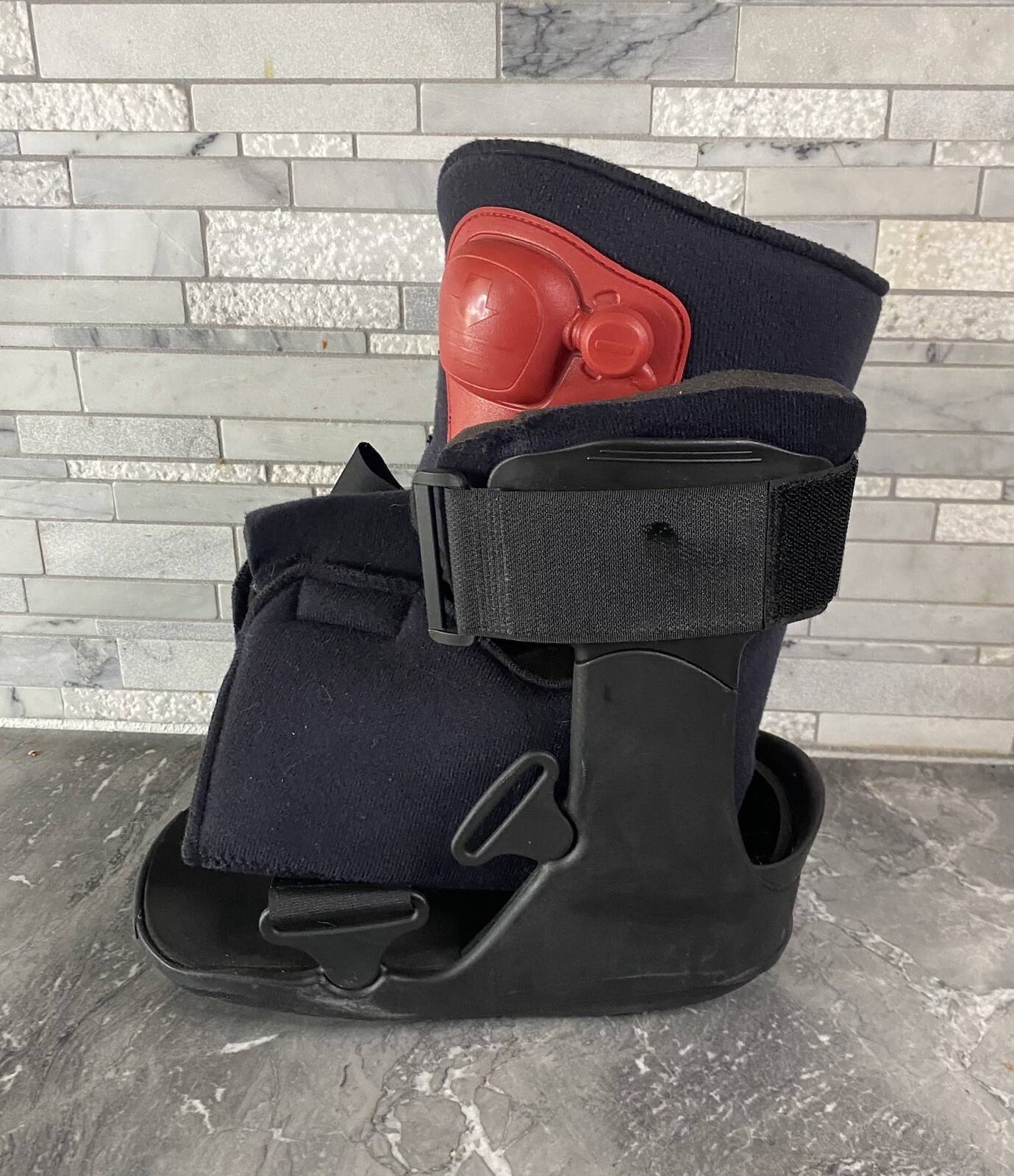 DJO XcelTrax Rehabilitation Ankle Boot Ankle Air Shock pod Walker Size Small