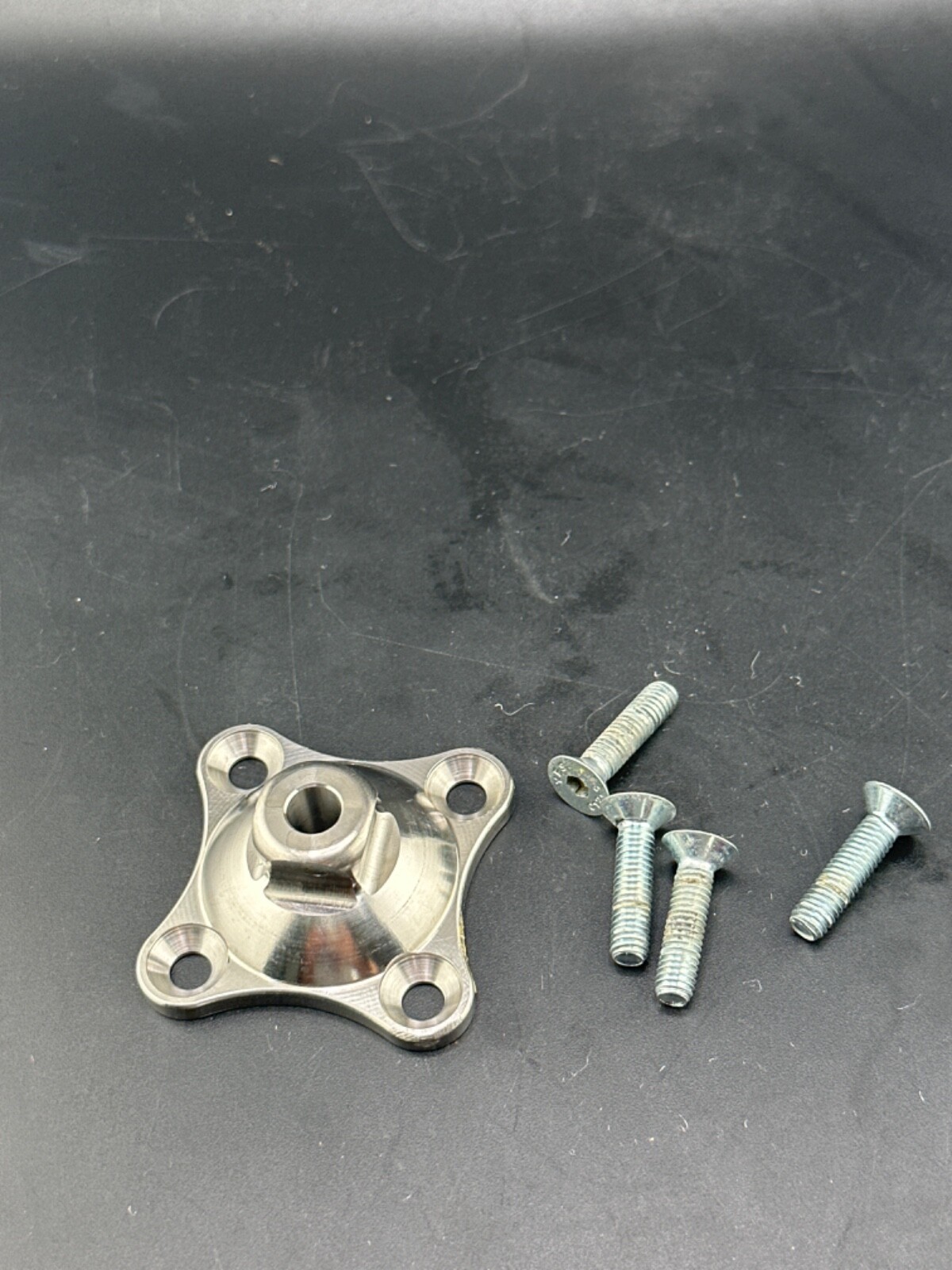 Prosthetic component adapter component. 4 hole male pyramid bulldog