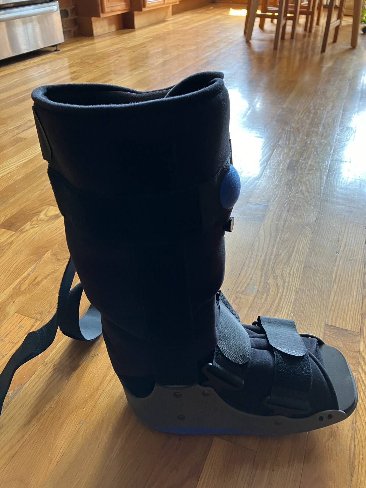 Walking boot (orthopedic), large. New. Very comfortable. Adjustable.