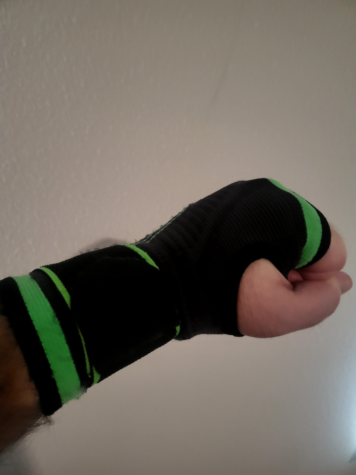 Wrist Brace Compression Hand Support Gloves Arthritis Carpal Tunnel Pain Relief