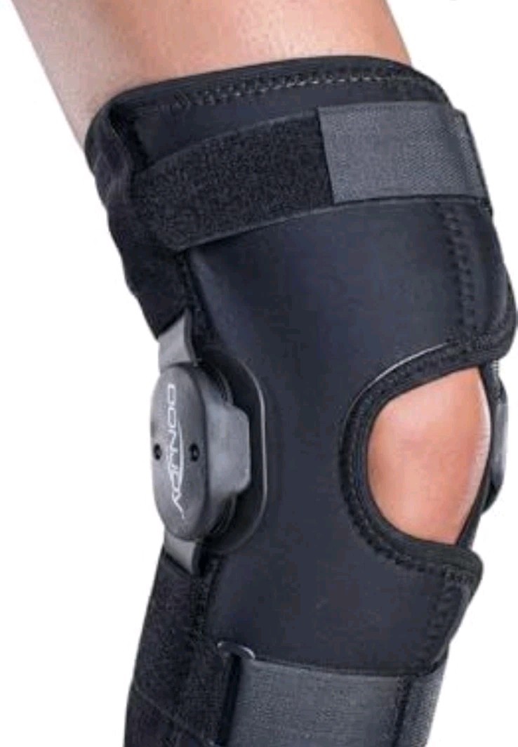 DonJoy Deluxe Hinged Knee Brace Drytex Sleeve Open Popliteal (Small) w/ Med Logo
