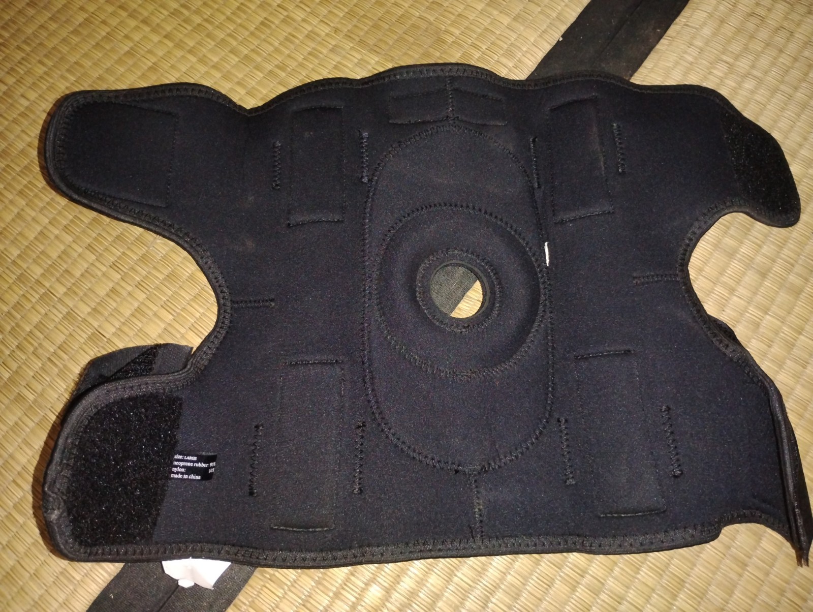 Mueller Stabilizer Knee Brace Sz Large 10″-12″ – 90% neoprene rubber, 10% nylon