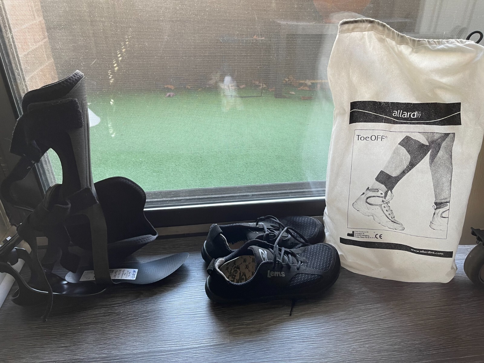 FootDrop brace right w/ two shoes (brace is for right foot ) size 8 1/2 womens