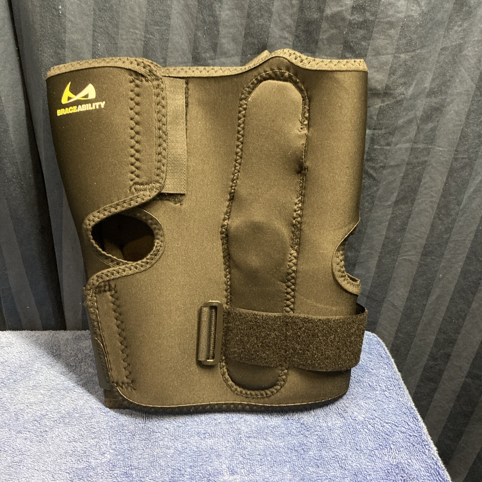 Braceability Plus-Size Black Knee Brace 4XL Q5