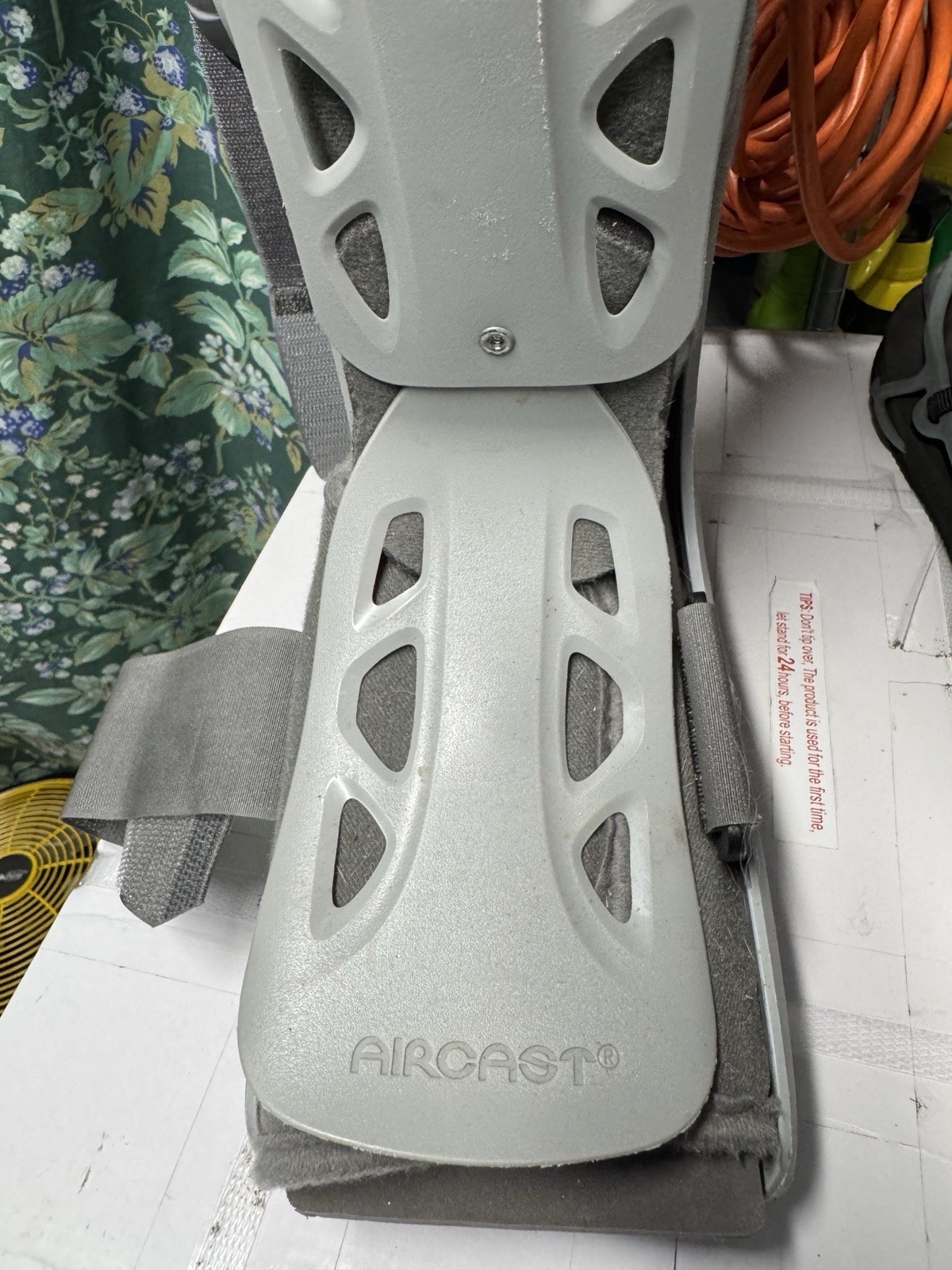Aircast Softstrike Walking Boot Side Pump Inflation, Right – Small