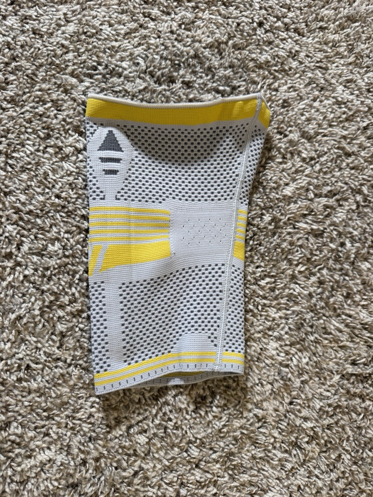 BRACOO Knee Compression Sleeve Support Brace Gray Yellow Size Medium M NWOT New