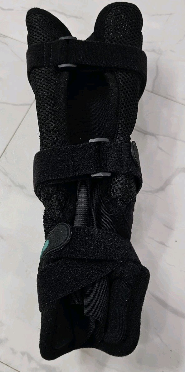 New Open Box – CORETECH 916 Left/Right Universal Wrist Brace/Splint – Black
