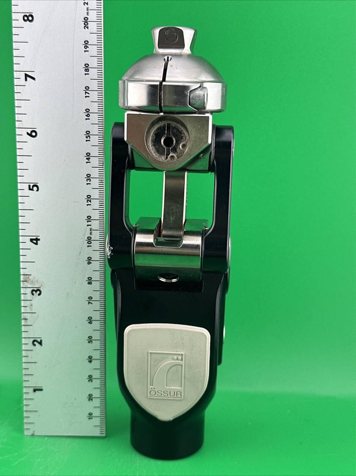 Ossur 1900 Prosthetic Knee. Comes W/ Pylon & Threaded Top Adapter