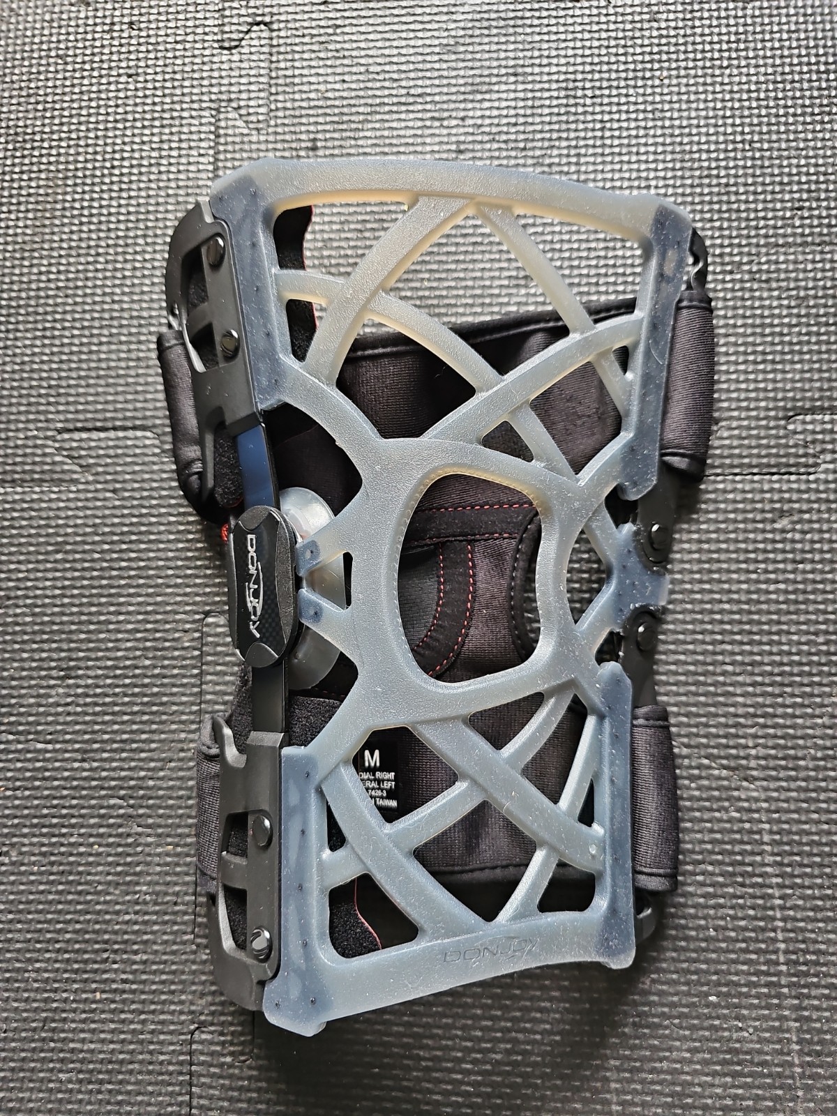DonJoy OA Reaction Web Knee Brace – Size Medium – Medial Right / Lateral Left
