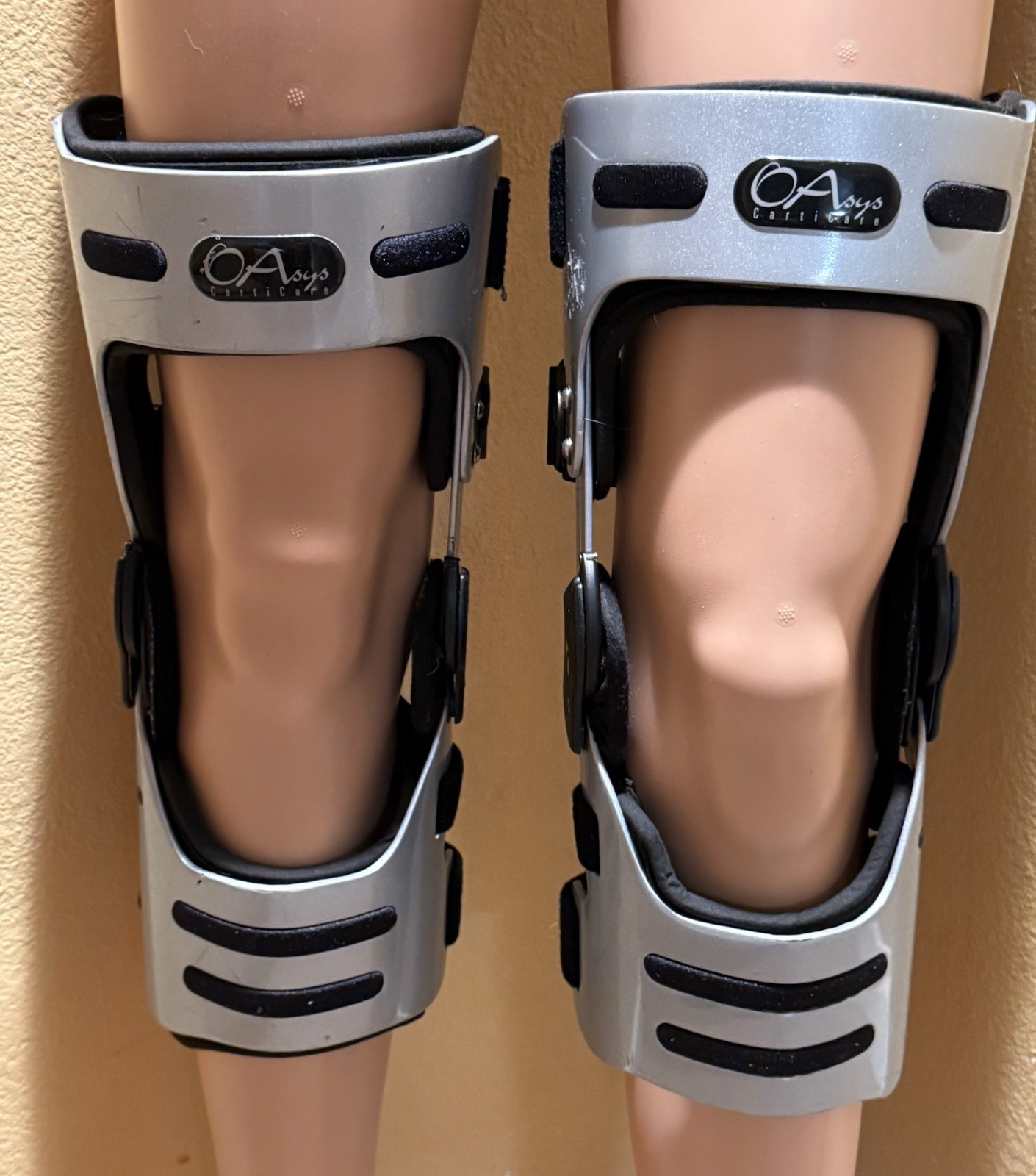 Pair Medium OSSUR OAsys Carticare Adjustable Knee Braces Silver Left & Right
