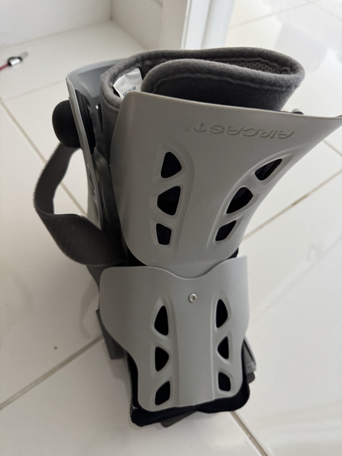 Aircast Softstrike Walking w/ Pump Boot DJO LLC – Size Medium – Air Cast Boot