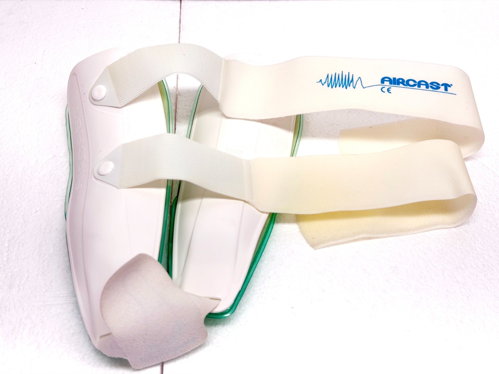 Aircast Air-Stirrup Trainer Ankle Brace Right Medium 02BR Support Rigid Gel Whit