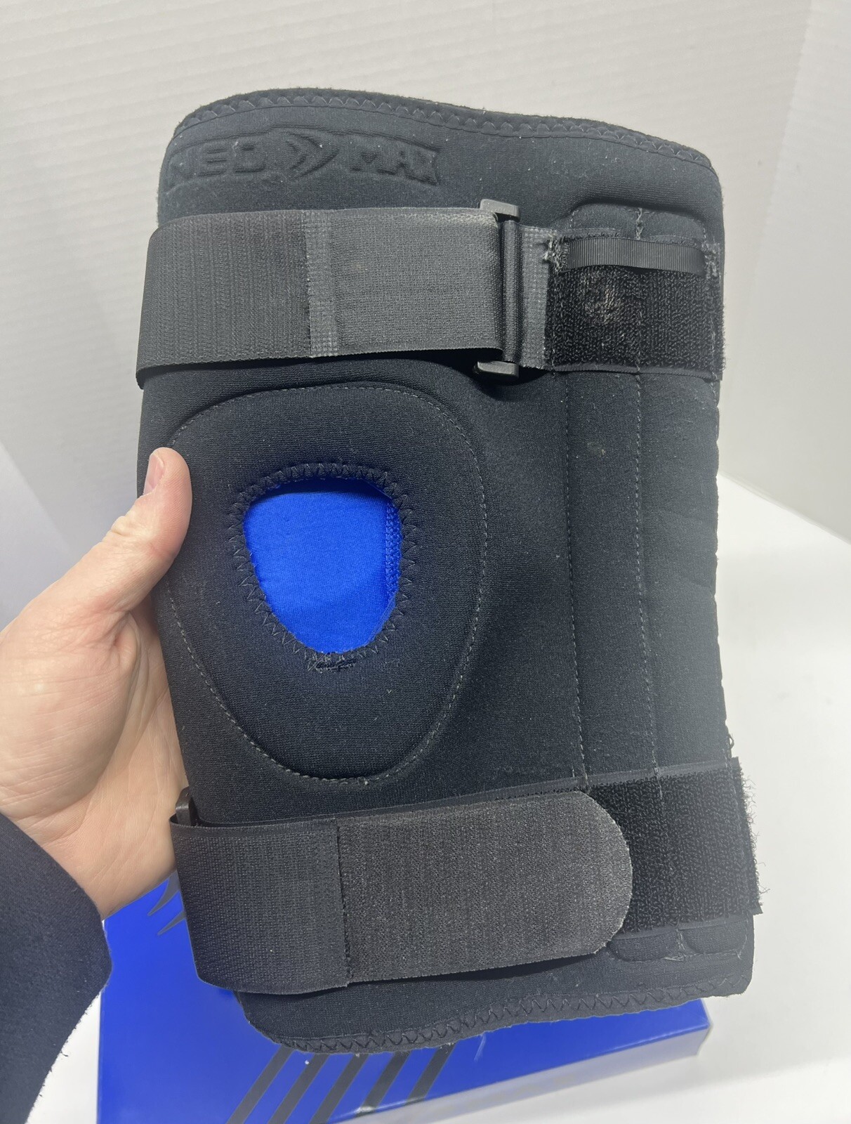 Pair NEO MAX 3 Dimensional Molding Tech Stabilized Knee Support XL BLACK 16-17.5